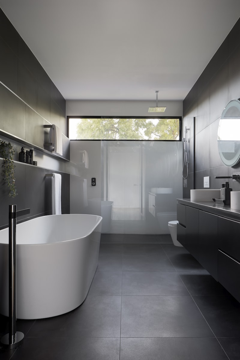 Salle de bain contemporaine avec baignoire îlot et douche