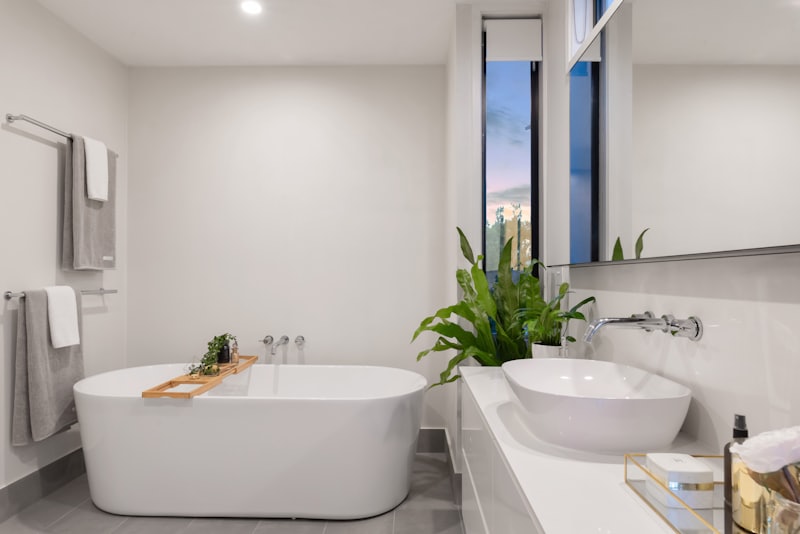 Salle de bain moderne avec baignoire îlot